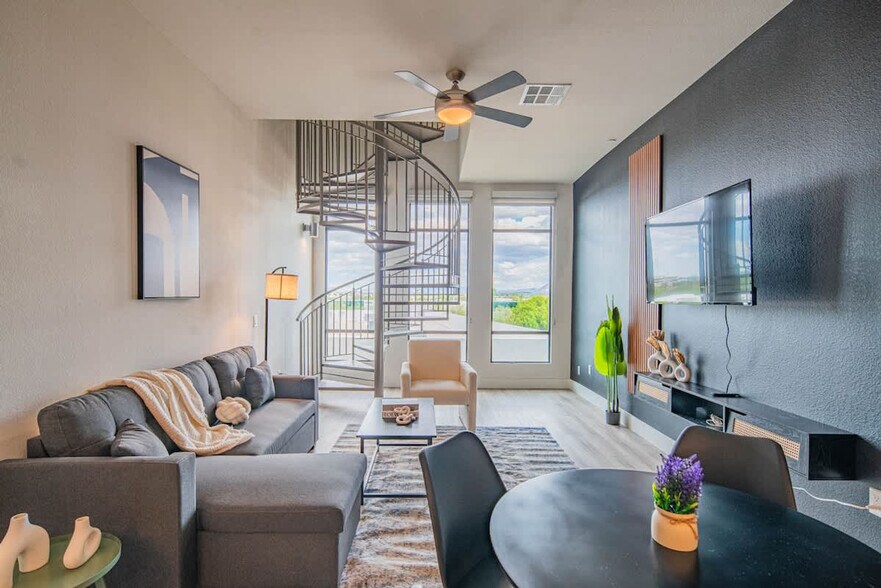 Building Photo - 15501 N Dial Blvd