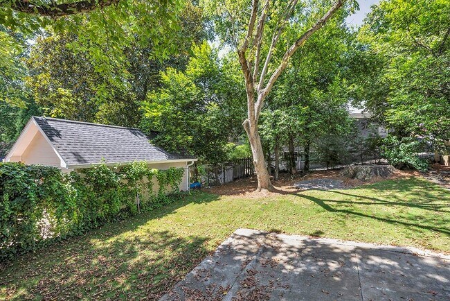 Building Photo - 876 Courtenay Dr NE