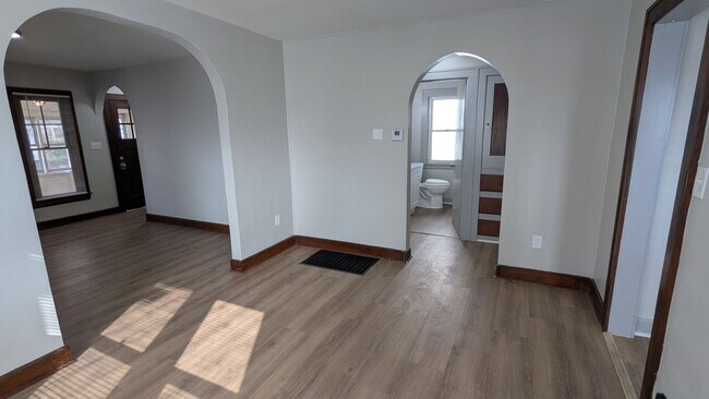 Building Photo - Charming 3 bedroom/1 bath home in the heart of Akron!