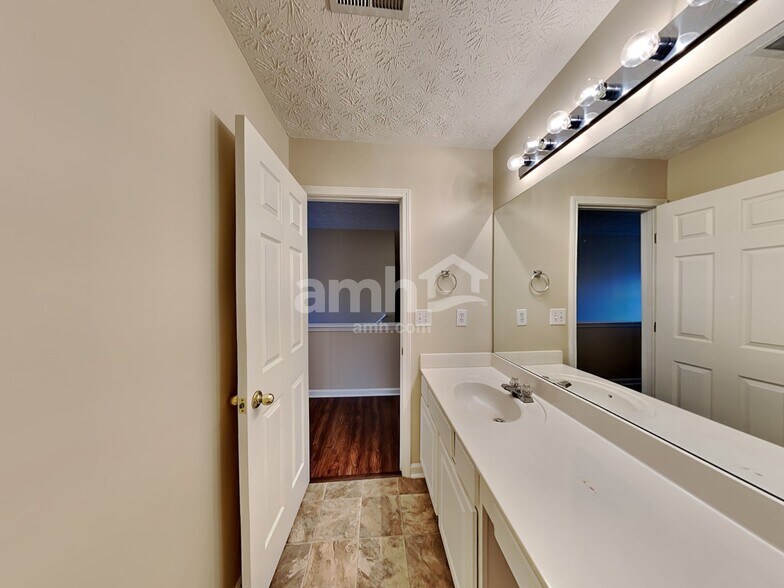 Building Photo - 732 Winbrook Dr