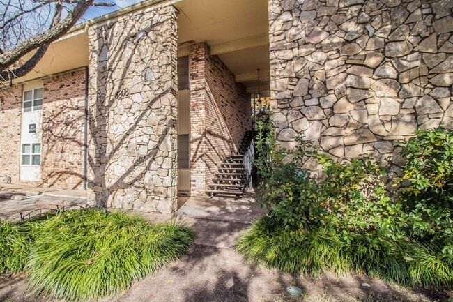 Building Photo - Charming Downstairs Apartment in the Heart of the Cultural District!