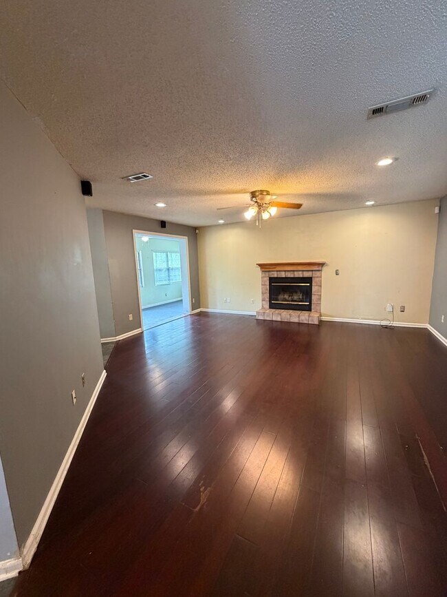 Building Photo - FOR RENT