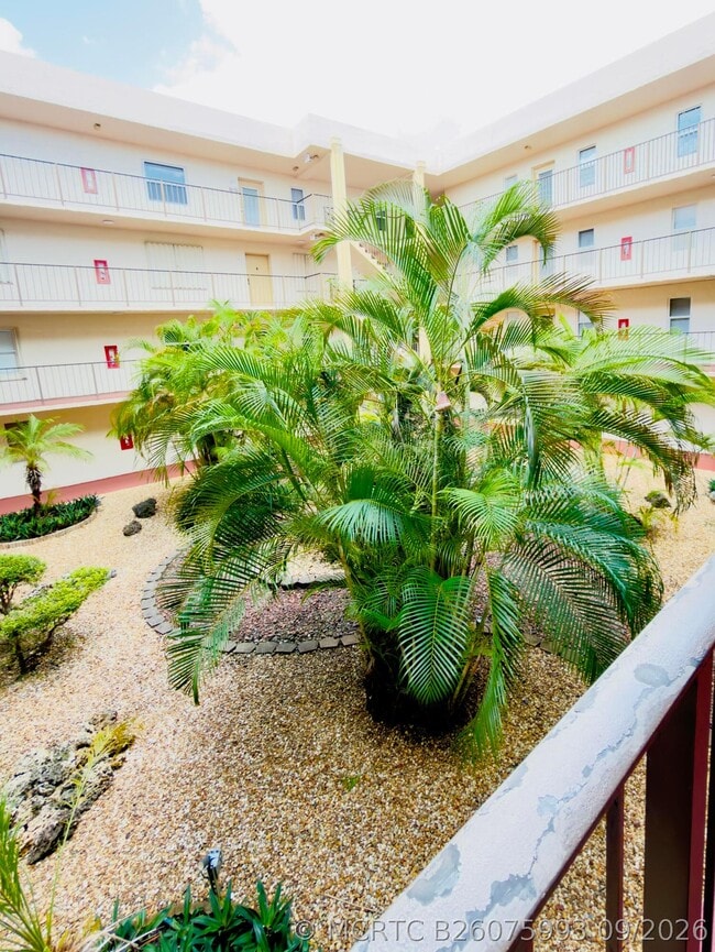 Building Photo - 2801 Somerset Dr