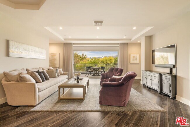 Primary Photo - 460 N Palm Dr