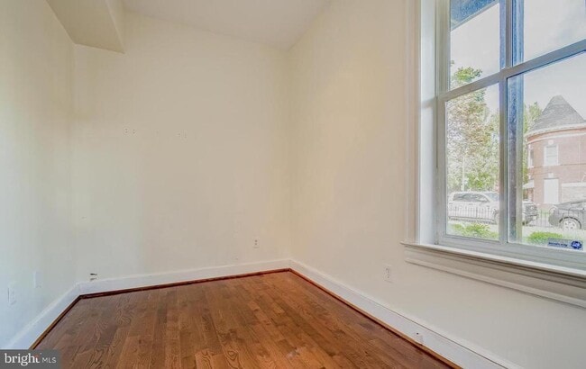 Building Photo - 1133 D St NE
