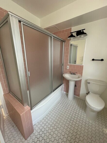 Shower/tub - 453 30th St