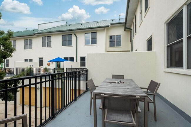 Building Photo - Exclusive Townhome with garage - Regents Park