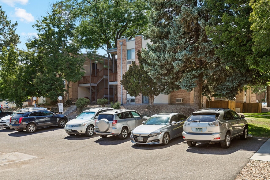 Building Photo - 2855 S Monaco Pky