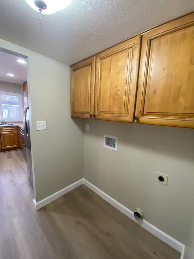 Building Photo - Inviting 3-Bed, 2.5-Bath Townhome: Newly U...