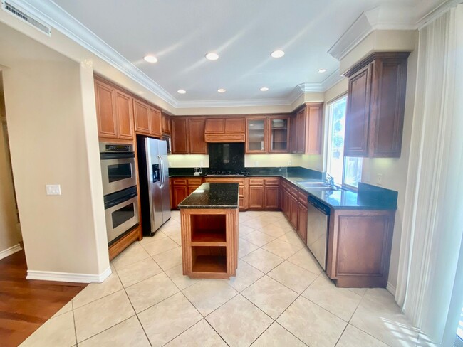 Building Photo - Elegant 5 Bedroom Home With Sweeping Staircase and Tons of Space!