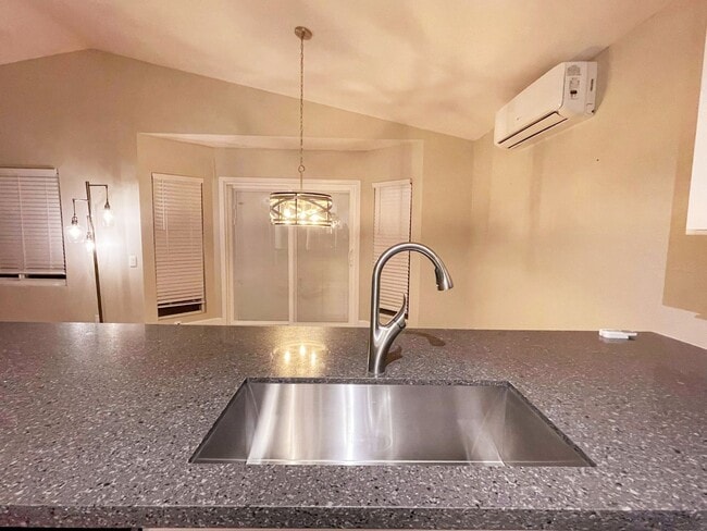 Building Photo - Conveniently Located Single Level Soda Cre...