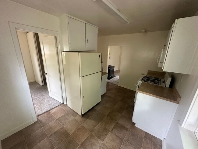 Building Photo - Cozy Quiet Grass Valley Charmer - 1/1 650 SF (Driveway, Parking, & Yard)