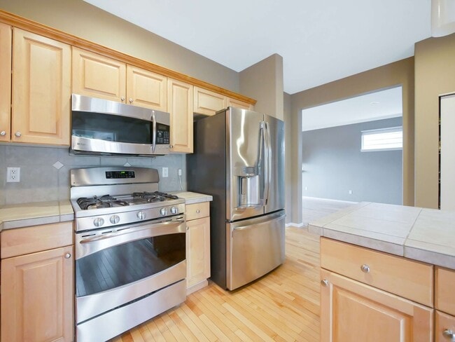Building Photo - 3 Bed and 2.5 Bath Stunning Single-family ...