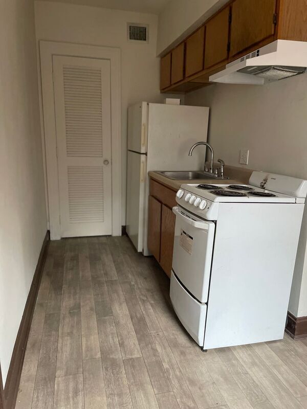 Building Photo - 701 W Maple Ave