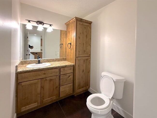 Building Photo - 4 bed, 2.5 bath duplex w/1 car garage