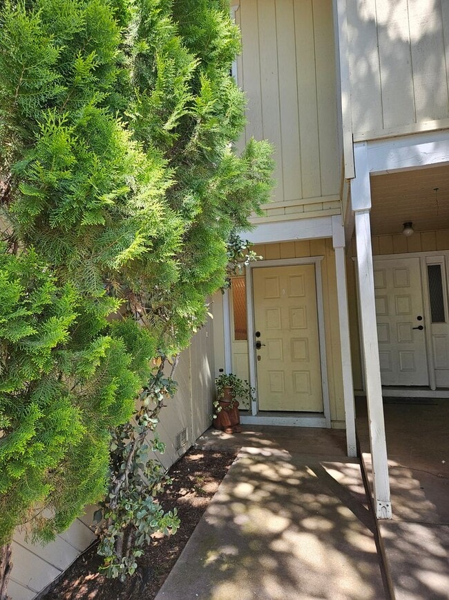 Building Photo - Turnkey Townhome