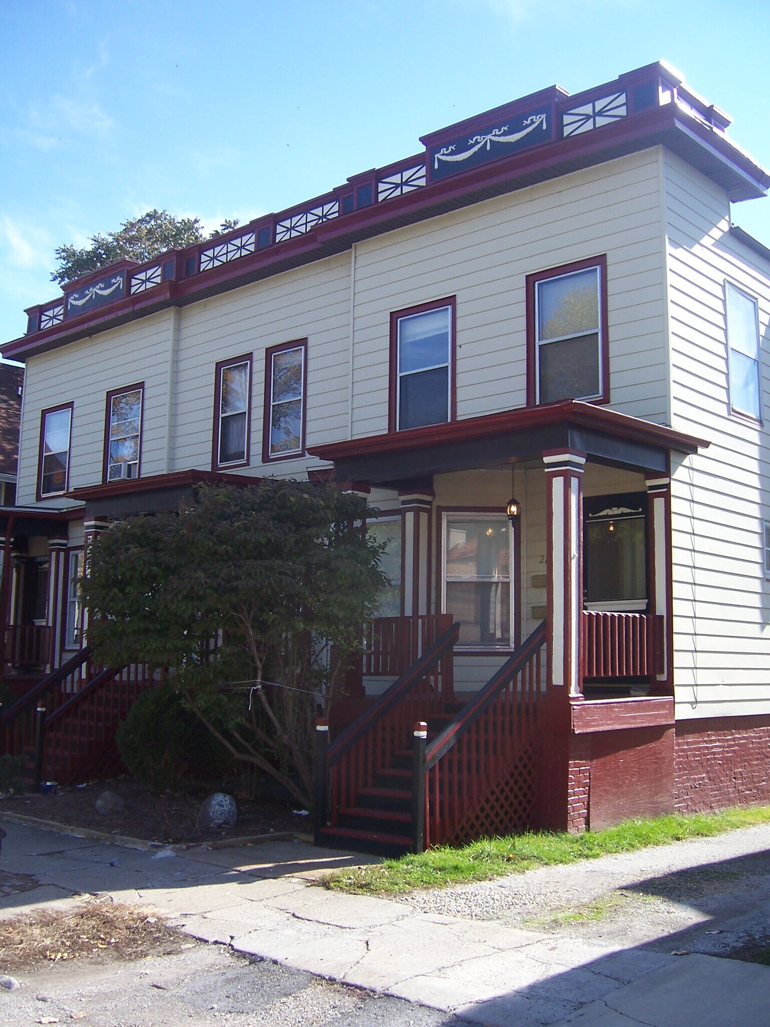 Building Photo - 213 E Mulberry St