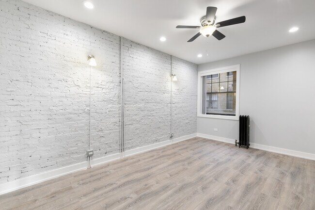Building Photo - 7622 N Eastlake Ter