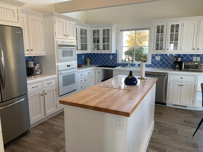 Building Photo - 43 Soundview Ave