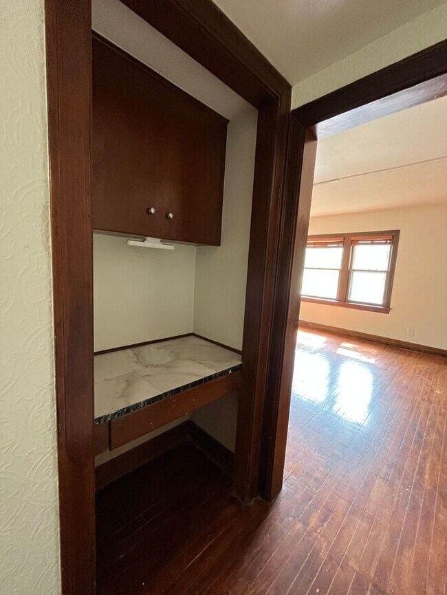 Building Photo - Large 2 Bed 1 Bath 1 car garage Duplex in Shartel Blvd Addn