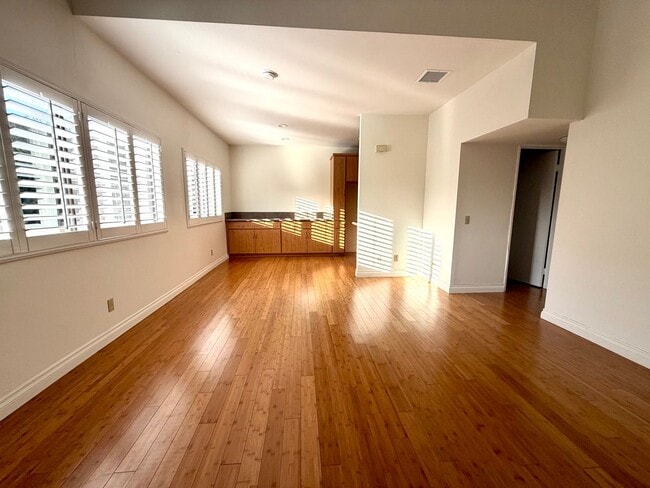 Building Photo - Light-filled, two-story 3-bedroom, 2.5-bath condo in the heart of Thousand Oaks!
