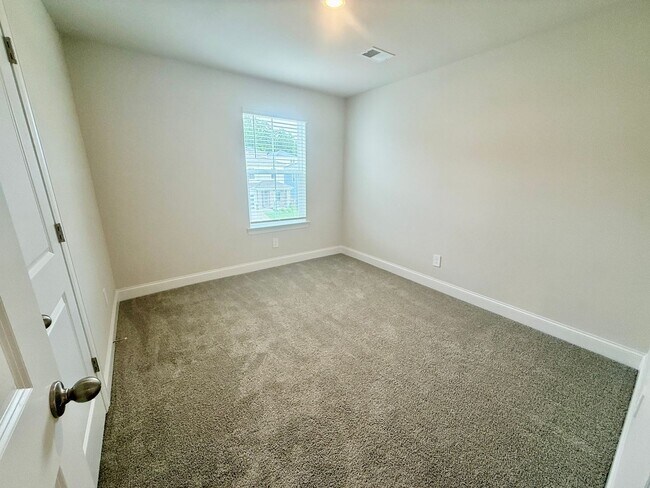 Building Photo - 3 Bed 2.5 Bath House with Garage in Hermitage $2500/mo