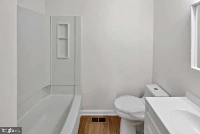 Building Photo - 890 Bayridge Dr