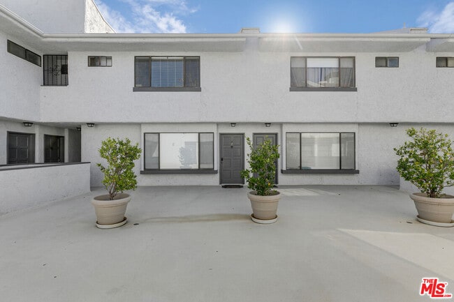 Building Photo - 12358 Moorpark St