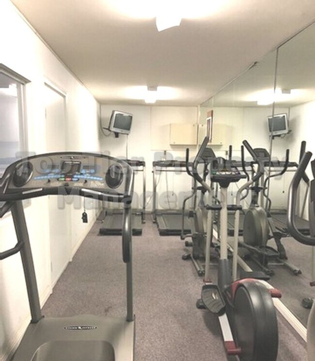 Building Photo - **Ground-Floor 1 Bed / 1 Bath Condo Near S...