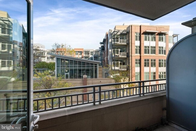 Building Photo - 8220 Crestwood Heights Dr