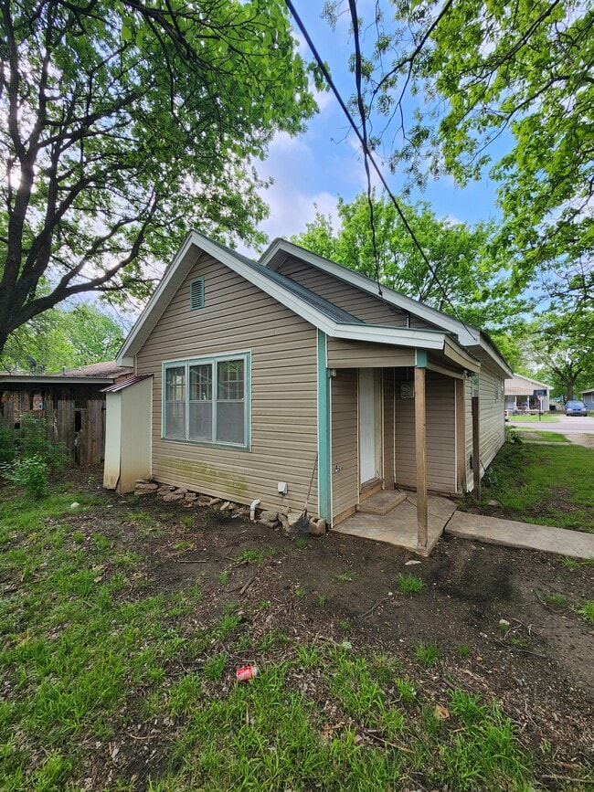 Building Photo - 426 W 5th