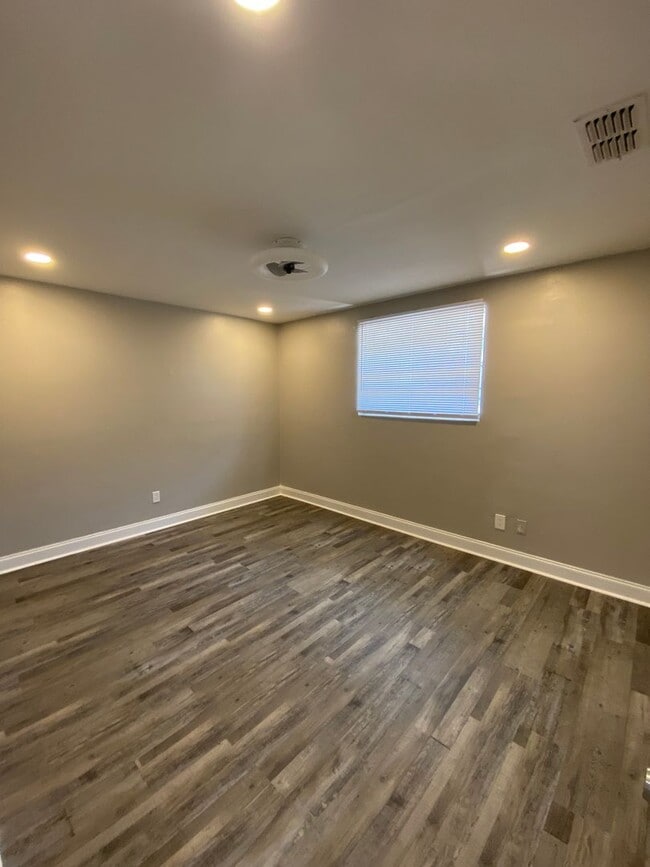 Building Photo - Silver Street Apartments