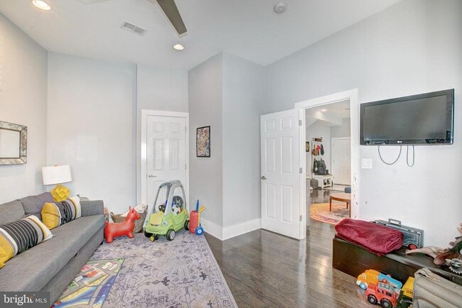 Building Photo - 1220 19th St NE