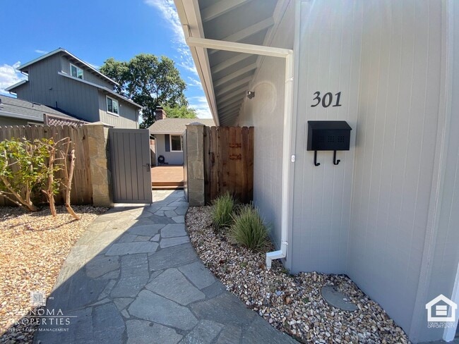 Building Photo - Charming 2bd/2ba House in Downtown Sonoma!