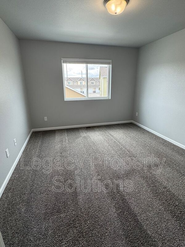 Building Photo - 719 Hillcrest Dr SE