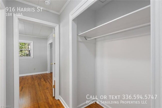 Building Photo - 916 Harris St