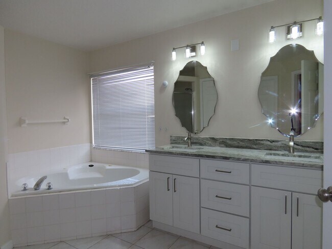 Building Photo - Spacious 4 Bedroom Pool Home Plus Addition...