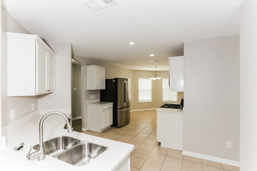 Building Photo - 10041 Silent Hollow Dr