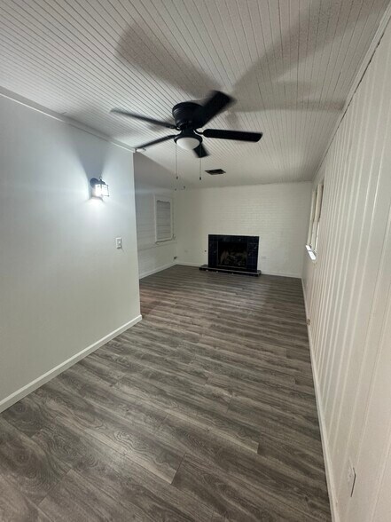 Building Photo - 29 Moores Ln S