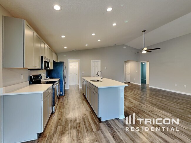 Building Photo - 705 Persian Dr