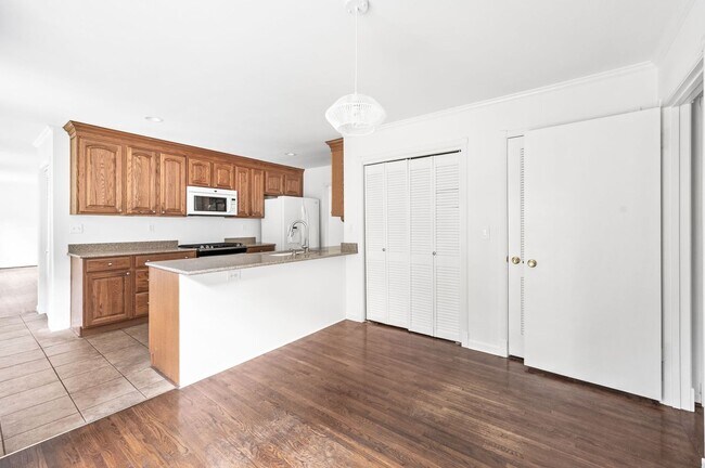 Building Photo - Charming 3BR/2.5BA Ranch-Style Home in the...