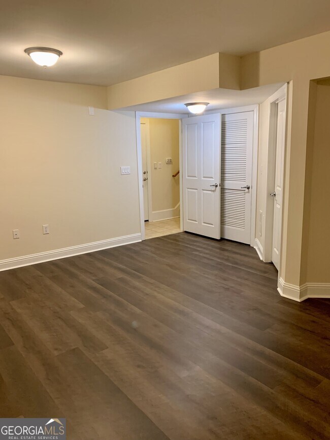 Building Photo - 5460 Glenridge View NE