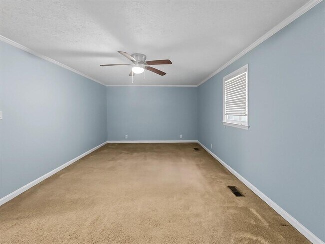 Building Photo - 3542 Shoreland Dr