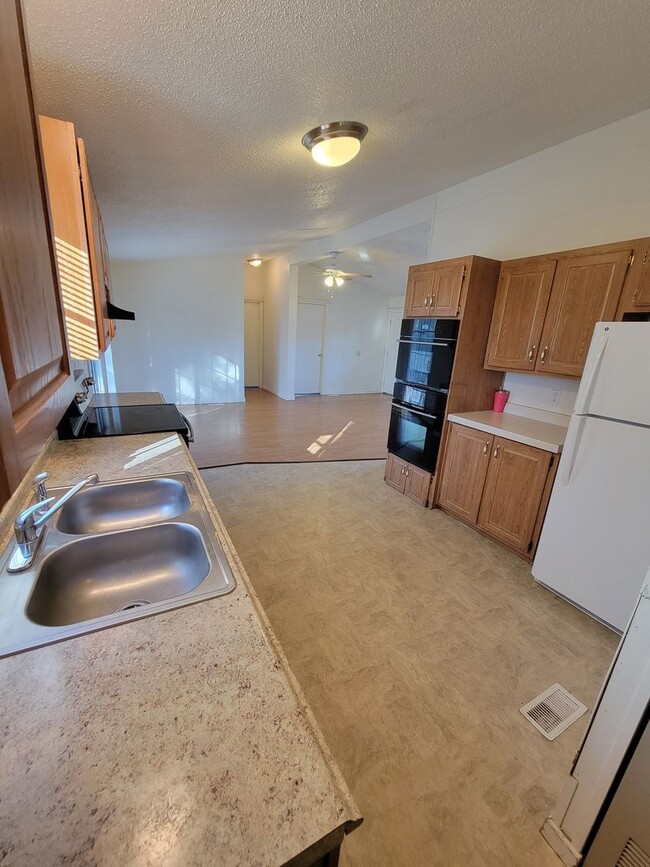 Building Photo - 3 Bedroom 2 Bath Manufactured Home in the ...