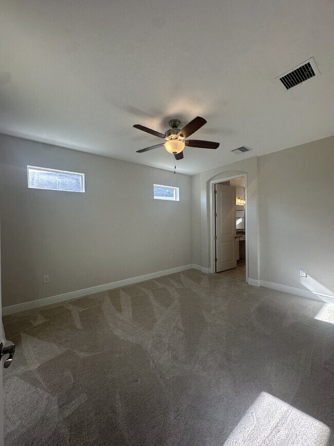 Building Photo - 3 bedroom, 2 bathroom in desirable Loren Cove