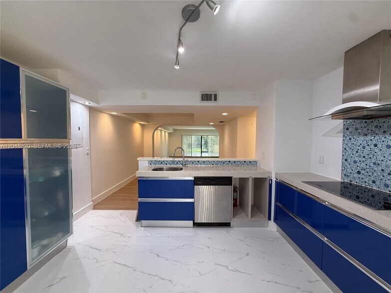 Building Photo - 3873 Alcantara Ave