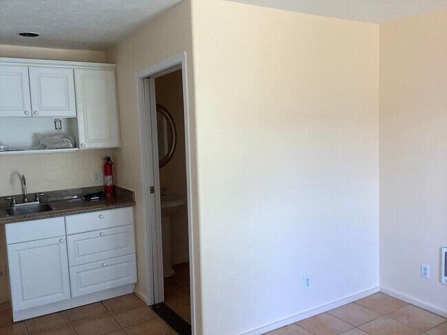 Building Photo - Boutique Studio with Beautiful Views in Bodega Bay