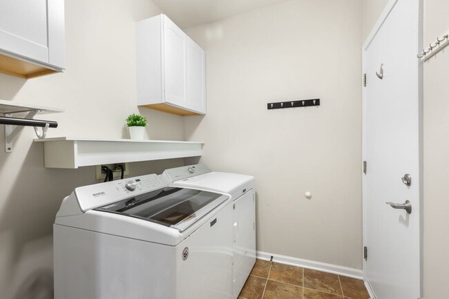 Building Photo - 1607 Millbrook Dr