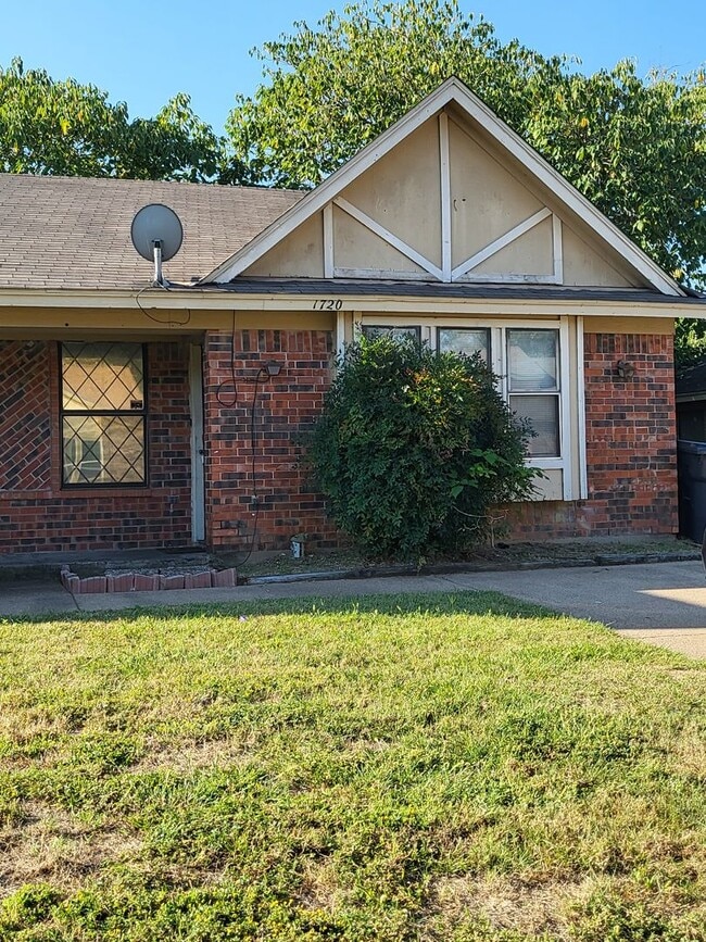 Primary Photo - 1720 Justin Lyn St