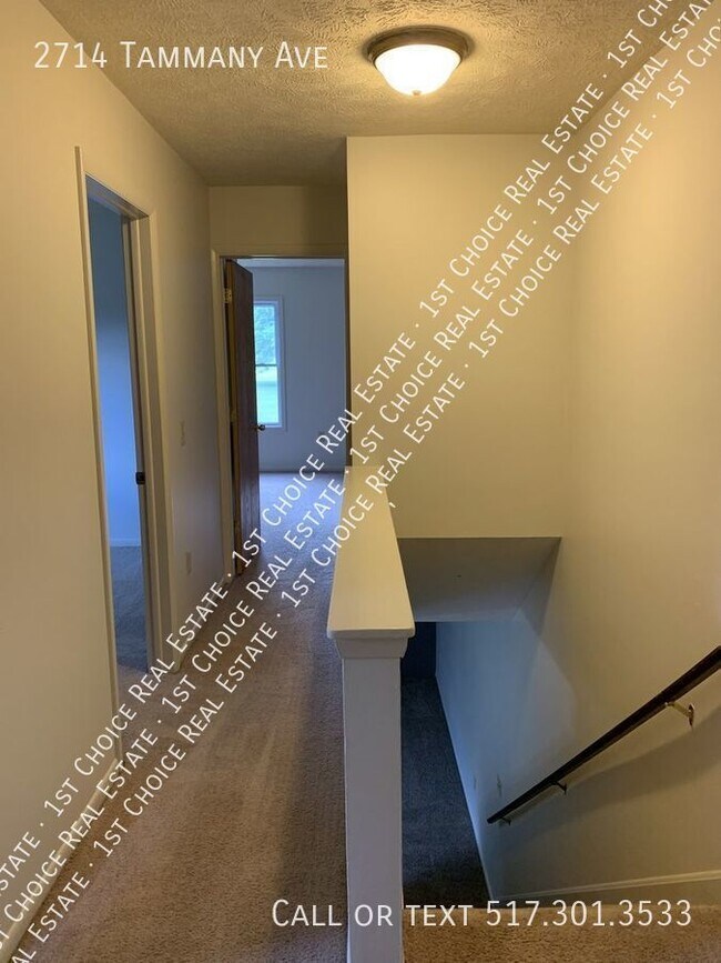 Building Photo - Spacious 3-BDR 1.5-BTH Duplex w/ Garage & ...
